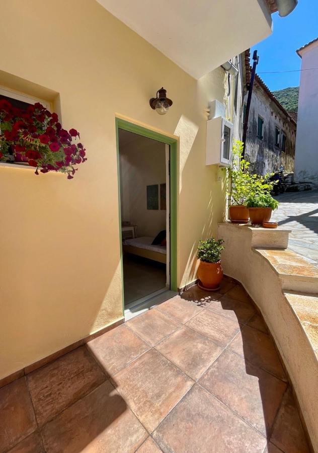 Ilianas Place Ágios Matthaíos Exterior foto